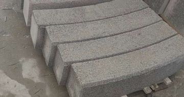 青海芝麻白弧形路牙石