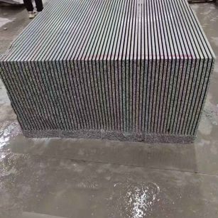 青海芝麻白毛板荒料切割