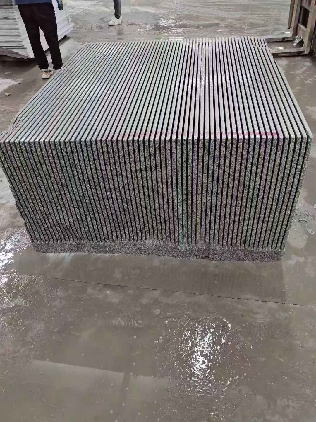 青海芝麻白毛板荒料切割