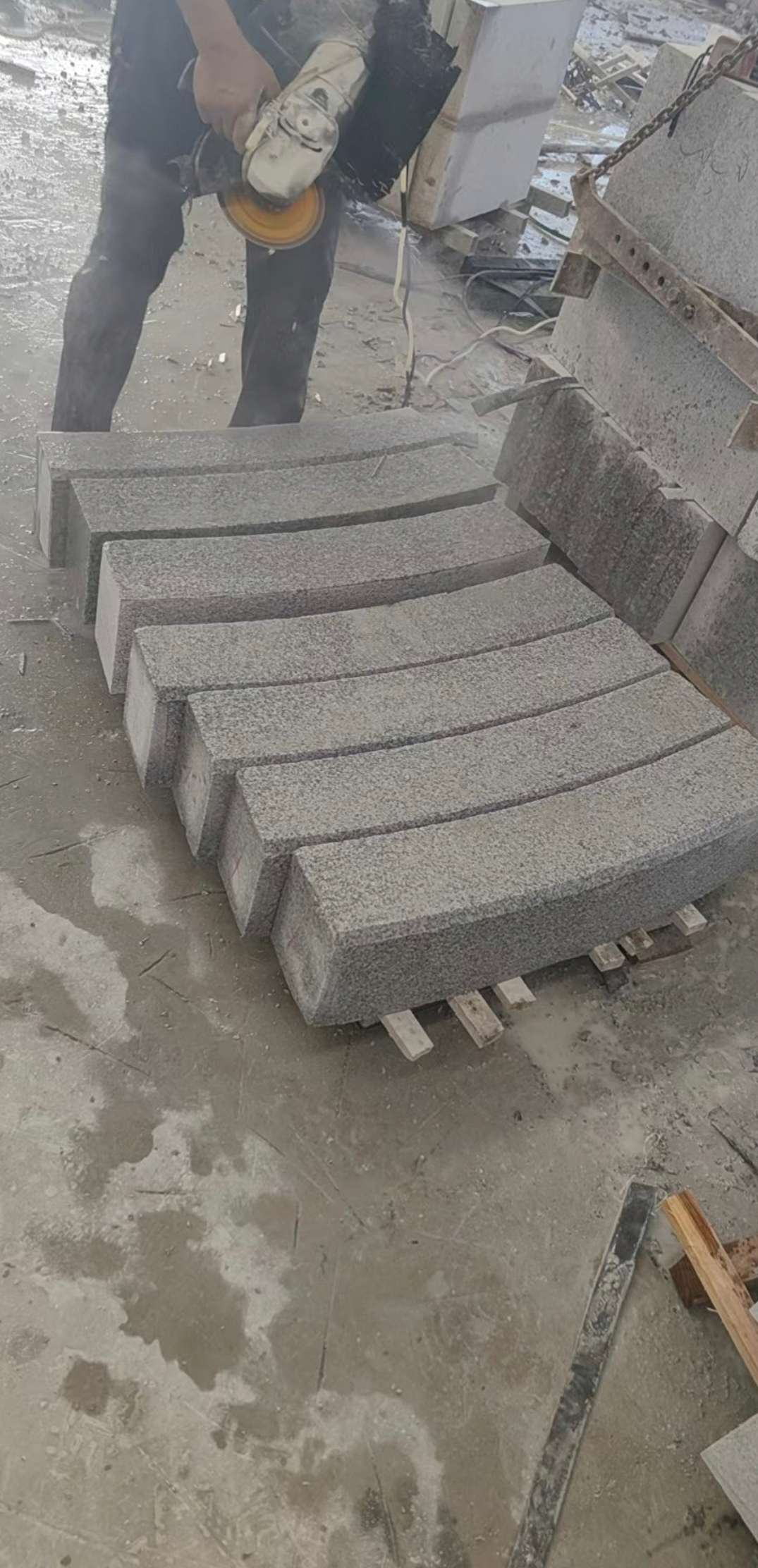 青海芝麻白弧形路牙石